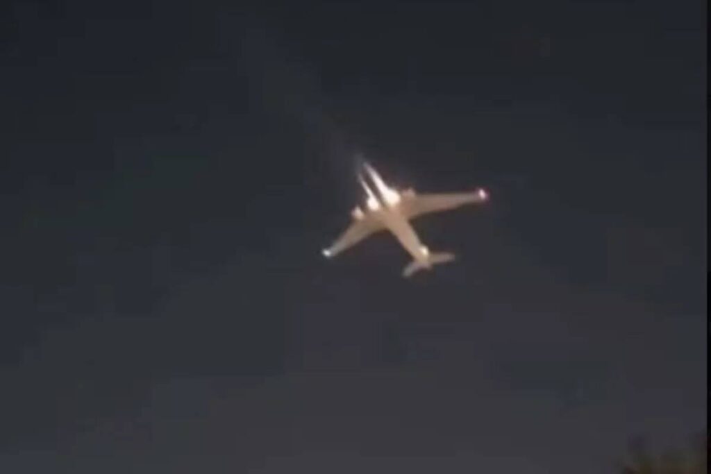 Video: Así sintieron los vecinos las explosiones del motor del avión que aterrizó en Ezeiza de emergencia