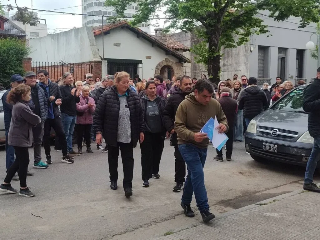 Dolores: vecinos marcharon por problemas en la atención de PAMI y reclamaron acceso al hospital público